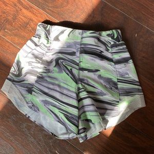 Lululemon size 4 high rise 4’ paint Glide Warp multi/Chrome! Practically new!